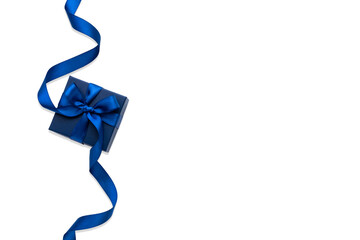 透過背景、青いリボンと青い箱のプレゼント