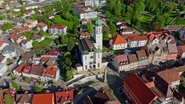 Die Stadt Stockach im Hegau mit der historischen Kernstadt und der Kirche Sankt Oswald