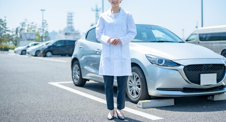 車の前に立つ日本人女性医師