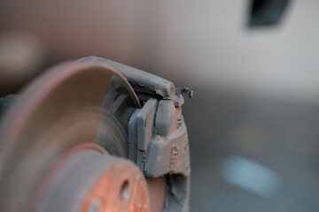 incorrectly installed car brake pads on calipers, highlighting potential safety hazards and the importance of proper installation. © Banana Business