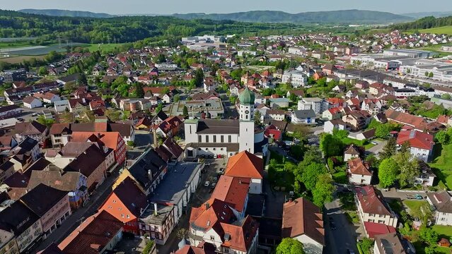Die Stadt Stockach im Hegau mit der historischen Kernstadt und der Kirche Sankt Oswald