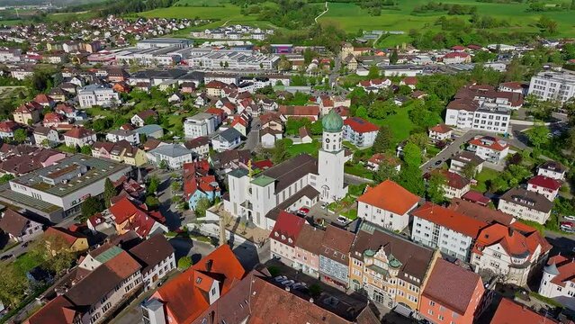 Die Stadt Stockach im Hegau mit der historischen Kernstadt und der Kirche Sankt Oswald