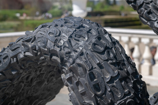 tonu cragg, detail of the bronze sculpture, entitled manipulation, the surface chiseled with Greek characters in relief, but matter that speaks and communicates.