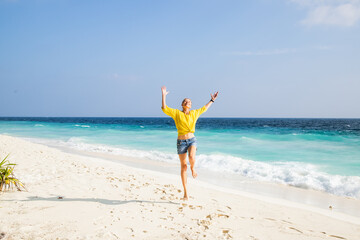 Fototapeta na wymiar beautiful woman having fun on a tropical beach