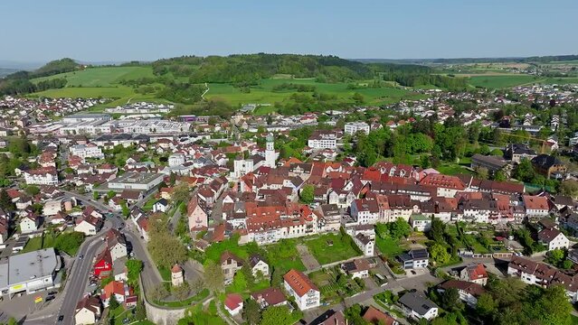 Die Stadt Stockach im Hegau mit der historischen Kernstadt und der Kirche Sankt Oswald