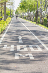 Obraz premium Asphalt way with mark the distance for workouts