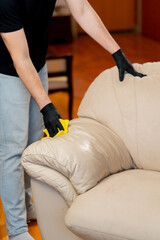 professional apartment cleaning cleaner to wipe the leather part of the sofa