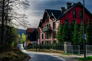 Czerwony dom w Norweskiej Dolinie.