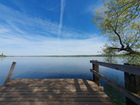 Landschaft am greifensee. Der Greifensee ist ein &ouml;stlich des n&ouml;rdlichen Z&uuml;richsees liegender See in der Schweiz. Die Ufer des Greifensees sind gesch&uuml;tzt.