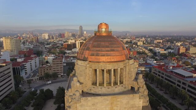 Alejamiento desde la c&uacute;pula del Monumento a la Revoluci&oacute;n en la Plaza de la Rep&uacute;blica, Ciudad de M&eacute;xico. 