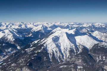 Fototapeta na wymiar Blick über das Karwendelgebirge