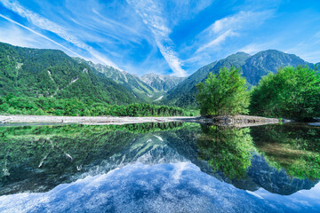 新緑が美しい夏の上高地　穂高連峰と梓川の風景【長野県・松本市】　
Kamikochi in summer with beautiful fresh greenery. Scenery of the Hotaka mountain range and the Azusa River - Nagano, Japan