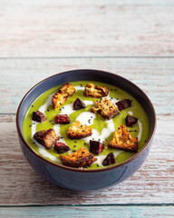 Photos d'un bol de velouté de petits pois ou chorizo