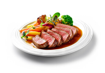 ローストビーフと彩り豊かな野菜の付け合せの皿　白背景の切り抜き