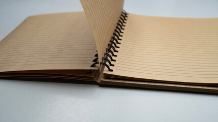 Ringbuch natur Recycling braunes papier isoliert hintergrund leere Seiten  