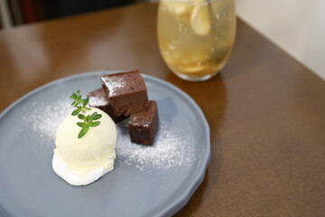 生ショコラケーキバニラアイス添え