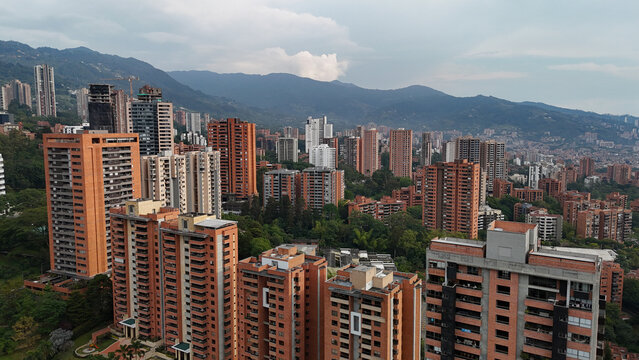 Foto a&eacute;rea tomada con drone desde el Suroriente de la ciudad de Medell&iacute;n, en la comuna del Poblado.
