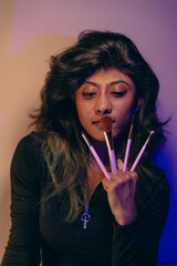 Obraz premium A woman is holding a makeup brush in her hand