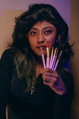 Obraz premium A woman is holding a brush set in her hand