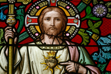 Stained glass window representing the heart of Jesus. Vitrail représentant le coeur de Jésus. Italie - obrazy, fototapety, plakaty