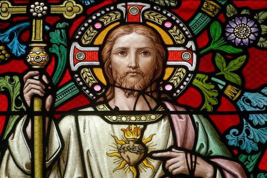 Stained glass window representing the heart of Jesus. Vitrail repr&eacute;sentant le coeur de J&eacute;sus. Italie