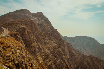 Obraz premium Woman on the mountain films the view of the mountains with her phone camera