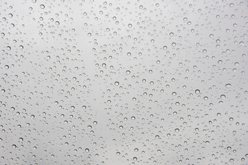 ガラスについた雨粒