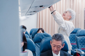 飛行機で移動する乗客