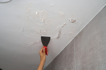 Man with mask in front of wall and ceiling with mold and saltpeter