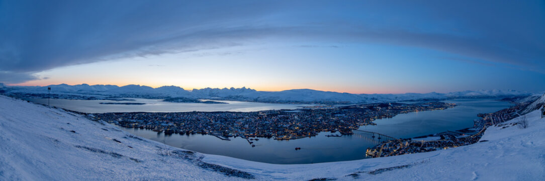 Troms&oslash; in der Abendd&auml;mmerung