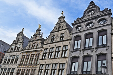 Fototapeta na wymiar Anversa, antiche case e palazzi del centro storico - Fiandre, Belgio