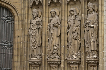 Anversa, la cattedrale di Nostra Signora, dettagli della facciata e del portale - Fiandre, Belgio