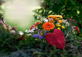 Blumen Bokeh Strauß am Grab, rotes Herz