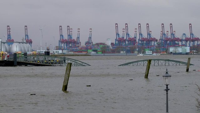 Sturmflut und Elbe Hochwasser am Hamburger Hafen St. Pauli Fischmarkt Fischauktionshalle