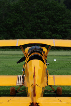 Biplan jaune B&uuml;cker B&uuml; 131 Jungmann