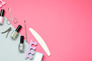 Nail polishes and set of pedicure tools on color background, flat lay. Space for text - obrazy, fototapety, plakaty