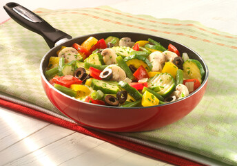ital. Gemüsepfanne, Pfanne, Oliven, Zucchini, Paprika, Grillpfanne, 
