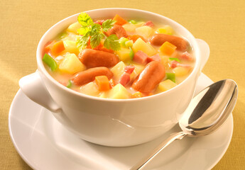 Kartoffel Würstchen, Eintopf, Gemüse, Würstchen, Suppe, weisse Schale, 