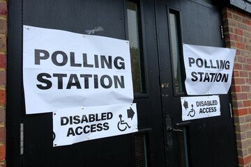 UK polling station signs on the door of a village hall - obrazy, fototapety, plakaty
