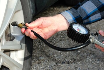 Before driving on a long journey, be sure to check the tire pressure of your car
