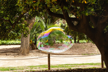Große Seifenblase in einem Park in Barcelona, Spanien