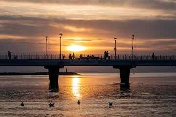 Obraz premium Zachód słońca na molo