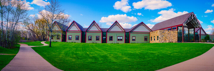 Obraz premium Sioux Falls City Public Park Outdoor Campus House at Sertoma Park along the Big Sioux River with picnic shelters in South Dakota, a tranquil vibrant architectural western landscape
