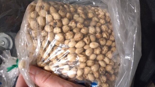 Noyaux de cerises dans un sachet 