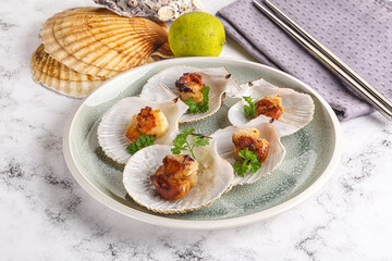 Grilled scallops shell with butter
