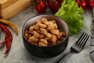 White canned beans in the bowl