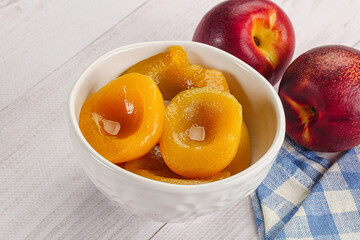Canned peaches with sweet syrope
