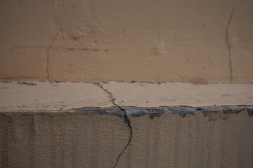 A crack in the wall that runs on different planes