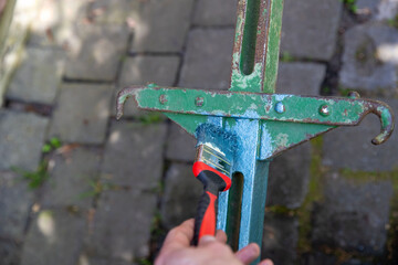 Altes Eisen mit neuem Lack einstreichen.