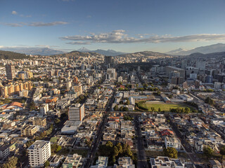 Quito desde centro norte, panorámica aérea, capital del Ecuador
